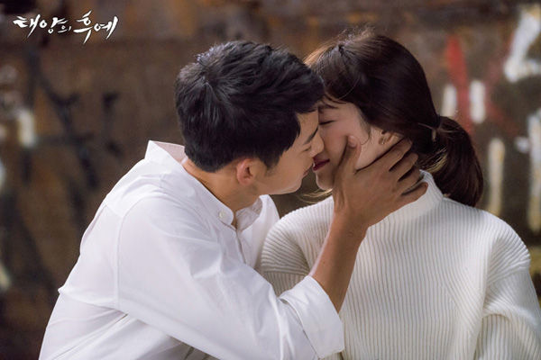 Song Joong Ki As Yoo Shi Jin Kisses Song Hye Kyo As Kang Mo Yeon In Descendants Of The Sun